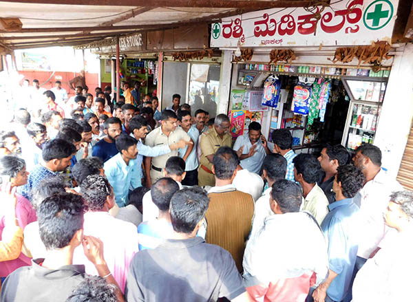 ಖಾಸಗಿ ಕ್ಲಿನಿಕ್‌ನಲ್ಲಿ ವ್ಯಕ್ತಿ ಸಾವು: ಆರೋಪ; ಕ್ಲಿನಿಕ್ ಎದುರು ಶವವಿಟ್ಟು ಪ್ರತಿಭಟನೆ